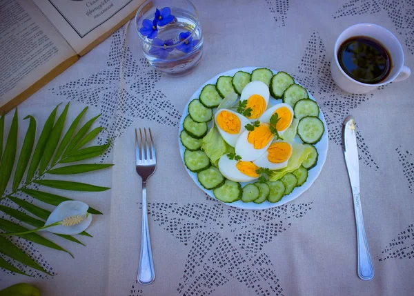 Gesneden Gekookte Eieren Komkommers Bloemen Tafel Met Een Tafelkleed — Stockfoto
