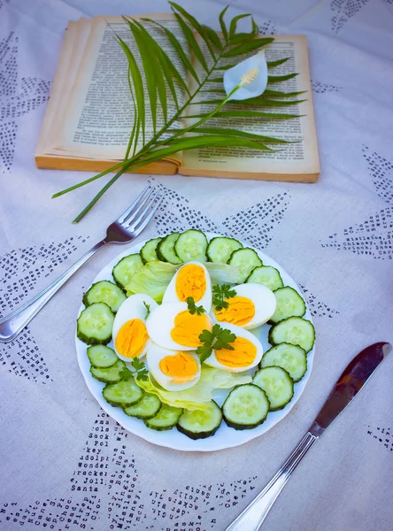 Gesneden Gekookte Eieren Komkommers Bloemen Tafel Met Een Tafelkleed — Stockfoto