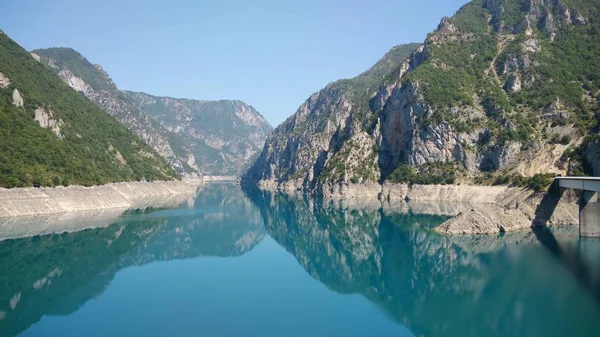 dağlar arasında Mavi Göl