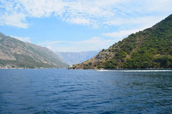 deniz kıyısında dağlar
