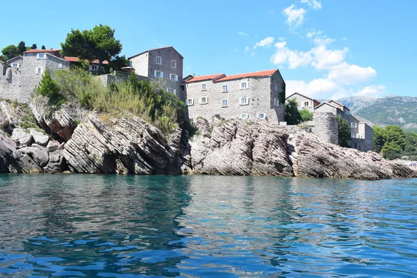 deniz kıyısında eski binalar