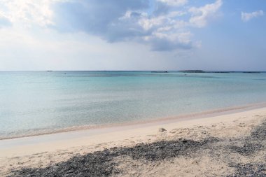 kumlu plaj ve saf deniz