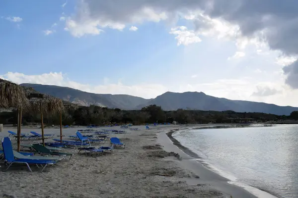 bulutlu gökyüzü altında kumlu plaj