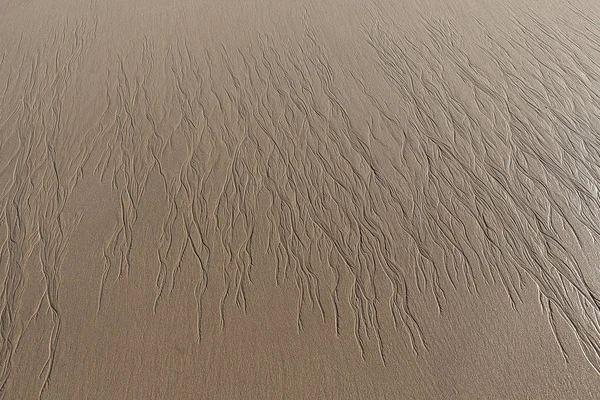 Marche Fatte Acqua Che Scorre Attraverso Sabbia Della Spiaggia — Foto Stock