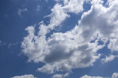 Arka planda güzel mavi gökyüzü olan beyaz bulutlar.