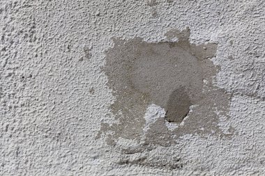 Zaman içinde kirli beyaz boya ile Duvar ve bir delik kapsayan çimento yama ile. Arka plan olarak kullanılabilir.