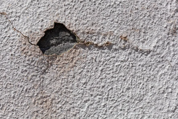 Stock image Wall with old paint and peeling, where you can see the cement through an open hole in the layer of paint. Can be used as background.