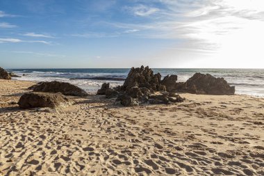 Rochas na praia da Ilha (Por se encontrar localizada em frente ilha do Pessegueiro) em Porto Covo, na Costa Vicentina em pleno Alentejo, Portekiz, Europa.