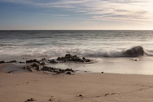 Erosao Fragmenta Rocha Pequenos Graos Areia Vai Deixando Para Tras —  Fotos de Stock