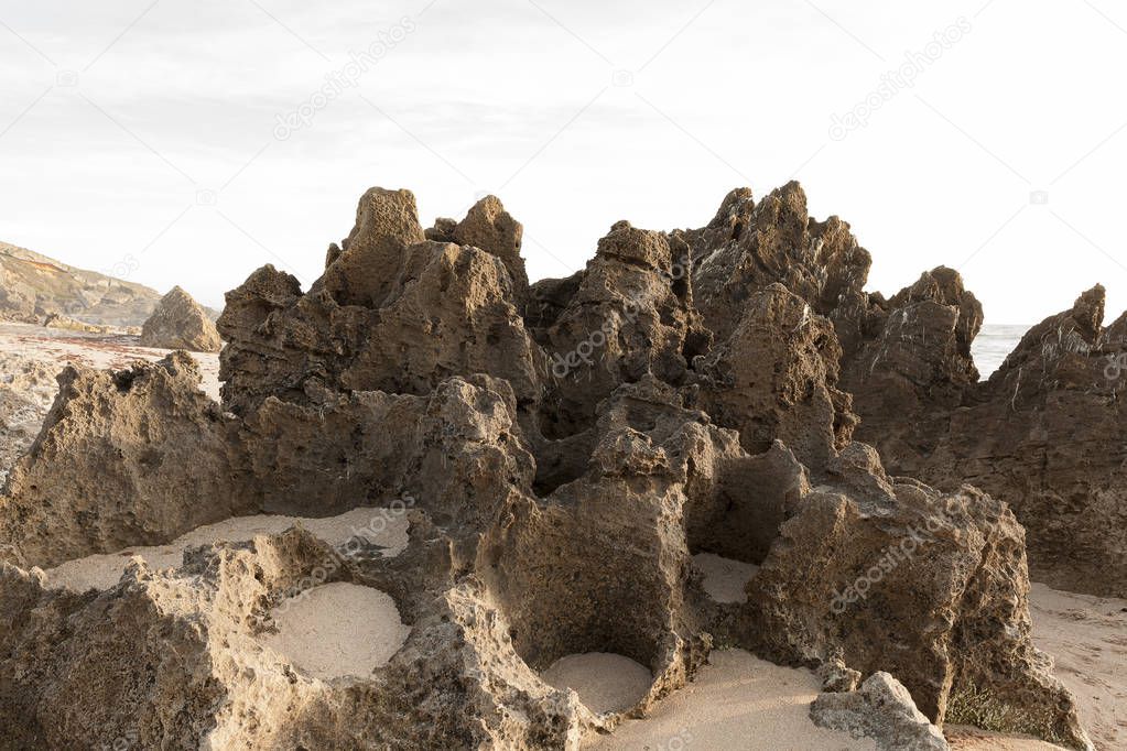 Afloramento rochoso numa praia, que forma este monumento natural de pedra na Costa Vicentina em Porto Covo, Portugal, Europa.