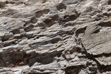 Doğal taş dokusu. Kaya yüzeyinin doğal dokusu, zaman içinde çizgilerin delikler çizdiğini görebilirsiniz. Arka plan olarak kullanılabilir.