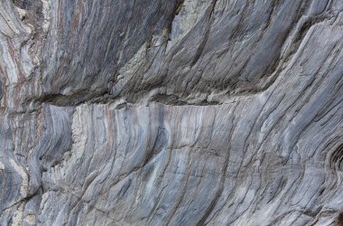 Doğal kaya dokusu, griden kırmızımsı bir çizim oluşturan çatlaklardan biri yatay olarak daha büyüktür. Arka plan olarak kullanılabilir.