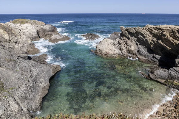 Hermosa Playa Con Piedras Redondas Protegida Las Olas Por Las — Foto de Stock