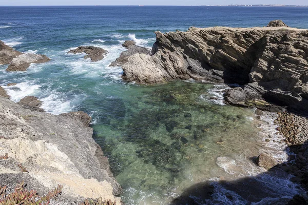 Hermosa Playa Con Piedras Redondas Protegida Las Olas Por Las —  Fotos de Stock