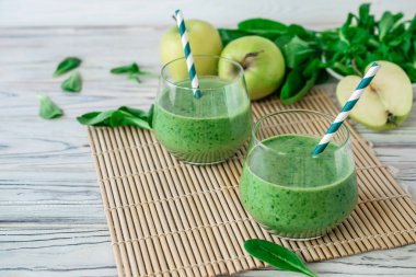 Ispanak, elma, pala kuzu marul ile Detoks taze yeşil smoothie