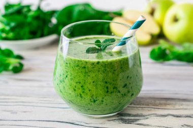 Ispanak, elma, pala kuzu marul ile Detoks taze yeşil smoothie, yakın
