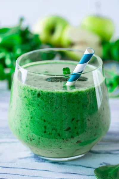 Detox fresh green smoothie with spinach, apple, mache lamb lettuce, close up — Stock Photo, Image