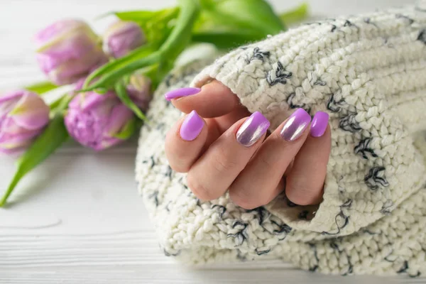 Groomed woman's hands with purple nail varnish, manicure, hand care — Stock Photo, Image