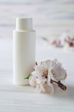 Çiçekli beyaz vücut bakımı kozmetik şişesi