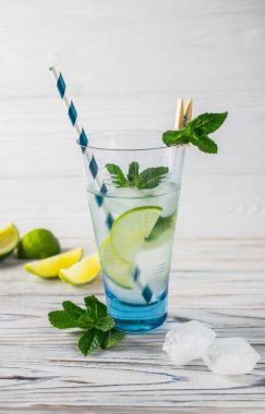 Limon, limon ve nane ile yaz detoks sağlıklı organik ferahlatıcı su