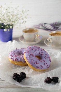 Kahve ve ev yapımı fırında böğürtlenli çörekler ile sabah kahvaltısı