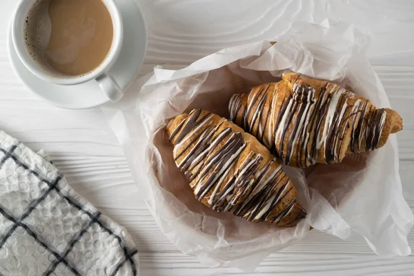 Kahve ile taze pişmiş kruvasan havai çekim