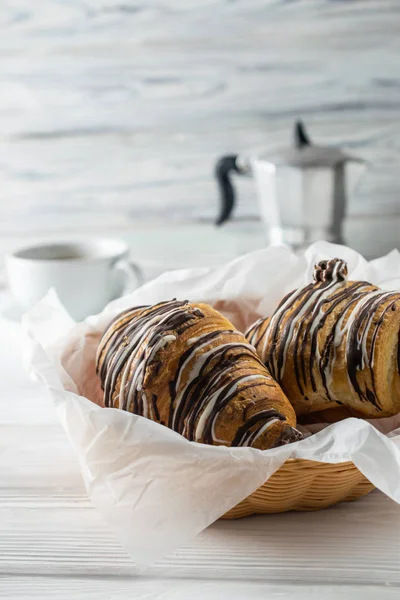 コーヒー付きモーニングテーブル、焼きたてのクロワッサン(チョコレート) — ストック写真