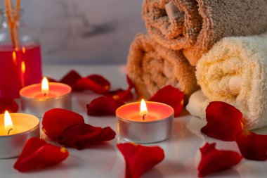 Kokulu yağ, mumlar, gül yaprakları ve çiçeklerile spa tedavi seti