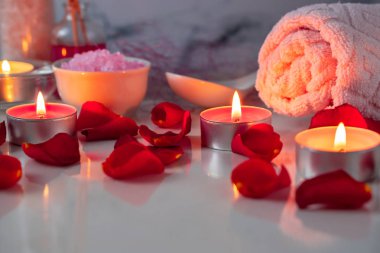 Kokulu yağ, tuz, mumlar, gül yaprakları ve çiçeklerile spa tedavi seti