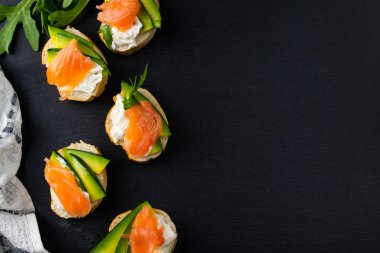 Aperatifler, krem peynir, avokado ve somon ile bruschetta, havai düz yatıyordu