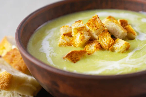 Суп со свежими здоровыми сливками со шпинатом, сливками и гренками. — стоковое фото