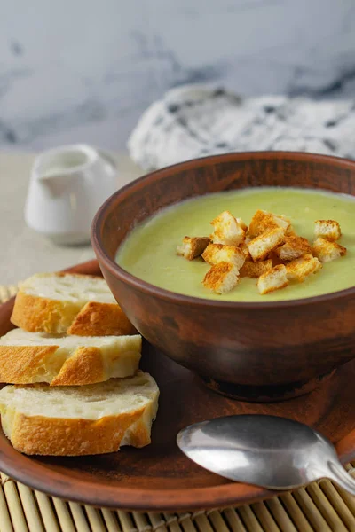 Суп со свежими здоровыми сливками со шпинатом, кремом и гренками — стоковое фото
