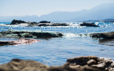 Sabah huzurlu görünümünde güzel sahil manzara