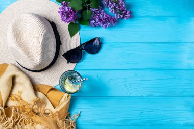 Şapka güneş gözlüğü ile Yaz plaj havuzu kompozisyon içki anlamına gelir