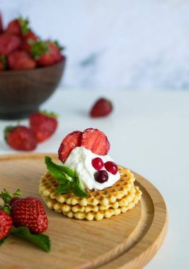 Wipped krem ve çilek ile lezzetli Belçika waffle