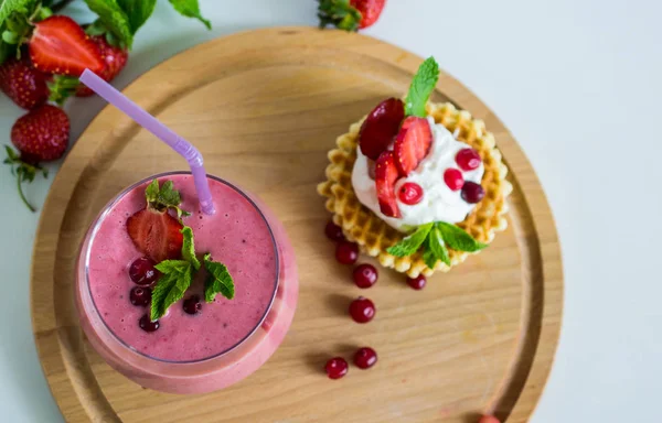 Petit déjeuner matinal avec smothie aux fraises et gaufres à la crème fouettée et aux baies — Photo