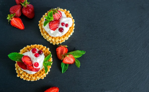 Deliciosos gofres belgas crujientes con crema batida y fresas — Foto de Stock