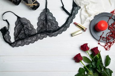 Kırmızı gül ve mum ile siyah dantel zarif iç çamaşırı kompozisyon