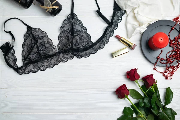 Kırmızı gül ve mum ile siyah dantel zarif iç çamaşırı kompozisyon