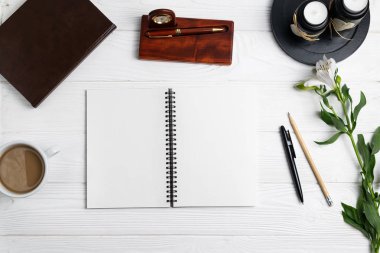 Ofis eğitimi sabit defter kalem kalem kahve çiçekleri ile kompozisyon