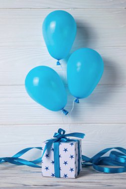 Mavi kurdeleli ve balonlu beyaz hediye kutusu. Mutlu yıllar.