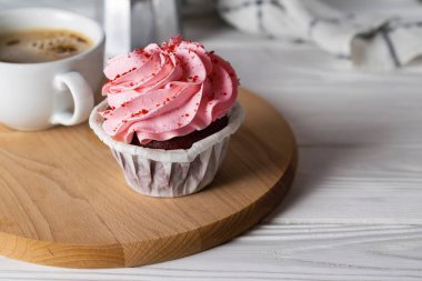 Kahve fincanı ile kiraz lezzet buzlanma ile lezzetli cupcake