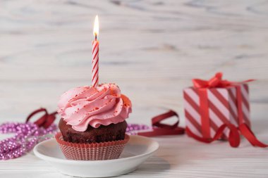 Pembe kiraz lezzet yanan mum ile buzlanma ile Happy birthday cupcake
