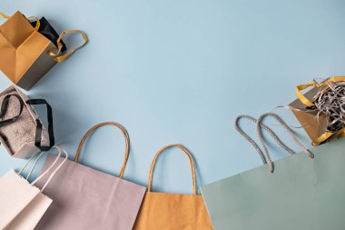 Alışveriş çantaları ile düz yatıyordu düz yatıyordu