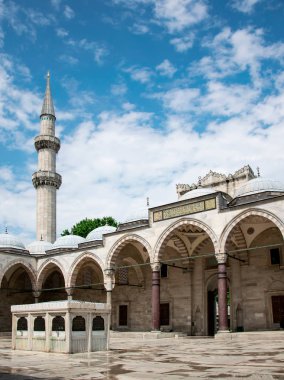 Süleymaniye Camii yaz aylarında, Türkiye. Süleymaniye Camii Istanbul 'un ünlü bir dönüm noktasıdır. Süleymaniye Camii 'nin avlunun güneşli manzarası. Muhteşem Osmanlı mimarisi.