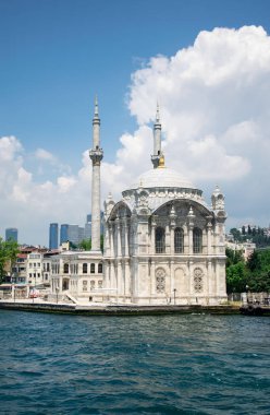 Ortaköy Camii veya boğaz 'dan büyük cami manzarası, Istanbul, Türkiye.