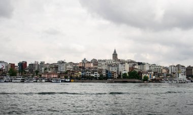 Galata Kulesi şehir üzerinde yükselişi, Istanbul, Türkiye. Istanbul 'un cazibe merkezi. Istanbul 'un eski bölgesinin güzel panoramik manzarası
