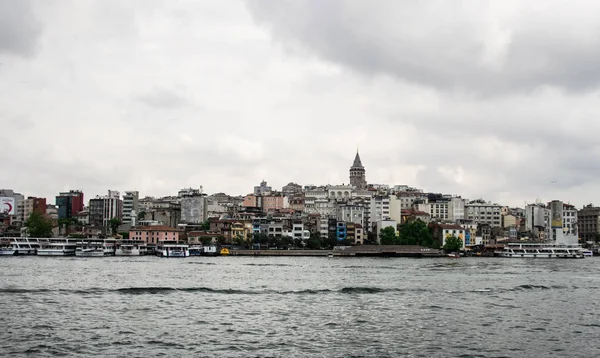 Galata Tower stoupá nad městem, Istanbul, Turecko. Je to atrakce Istanbulu. Nádherný panoramatický výhled na starou oblast Istanbulu — Stock fotografie