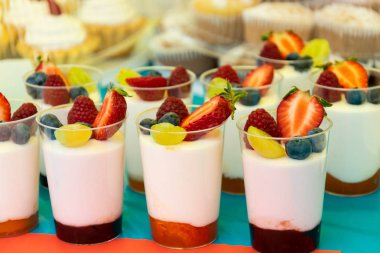 Reçel, doğal yoğurt ve çilek ile sağlıklı taze tatlı