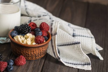 Ahududu, yaban mersini ve böğürtlen de dahil olmak üzere çilek karışımı ile Köy peyniri